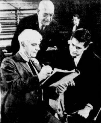 Répétition de la pièce avec le producteur Herman Shumlin (derrière), Emlyn Williams (à gauche) qui joue le Pape Pie XII, et Jeremy Brett
