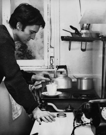 Jeremy se préparant une tasse de thé, novembre 1965.