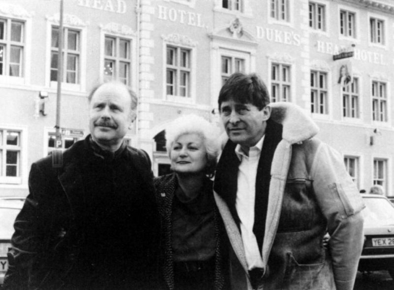 Jeremy Brett, Edward Hardwicke et June Wyndham Davies devant l‘hôtel Dukes Head à Kings Lynn, Norfolk