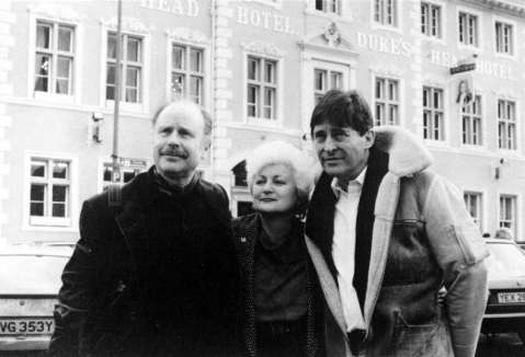 Jeremy Brett, June Wyndham Davies et Edward Hardwicke devant le Dukes Head Hotel à Kings Lynn, Norfolk