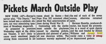 Pickets March Outside Play; The Tuscaloosa News; 27 Février 1964