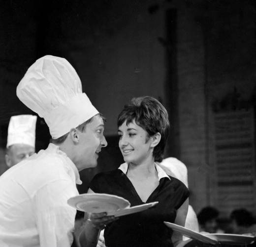 Sandra Caron et Jeremy Brett au Royal Court Theatre de Londres, août 1961